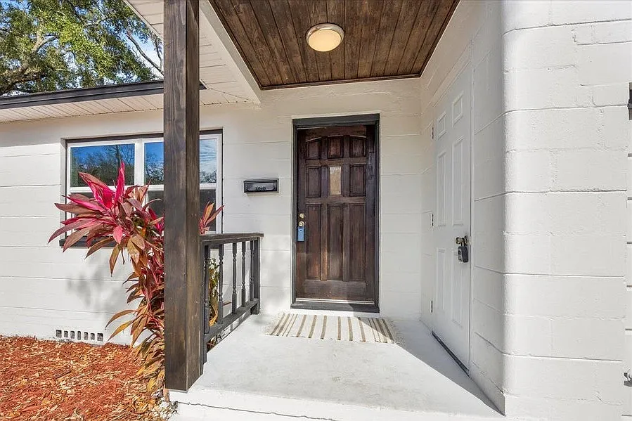 3 bed, 1319 sqft, $1,900 — Photo 2