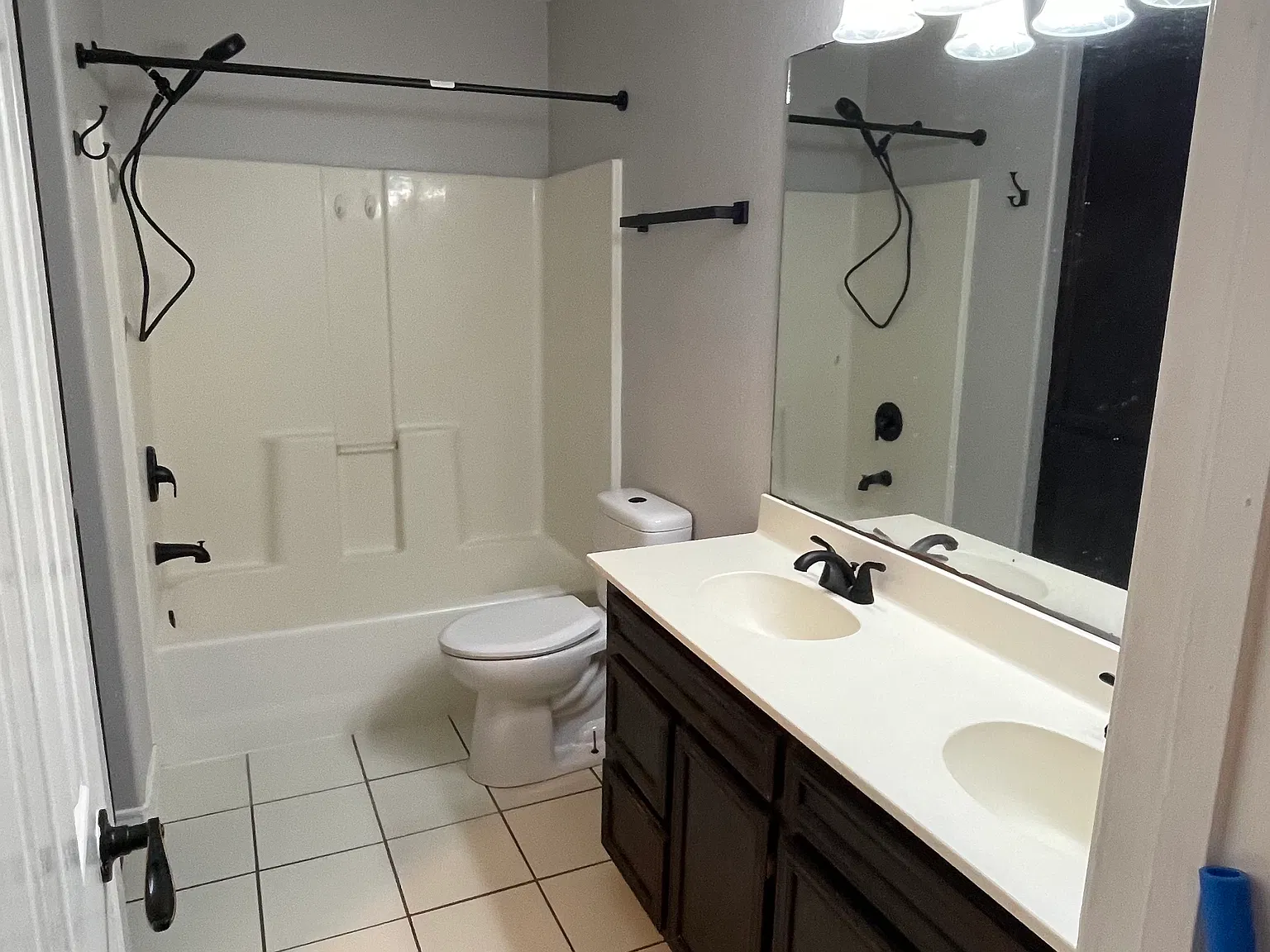 3 bed, 2.5 bath, 1729 sqft, $2,200 — Photo 3