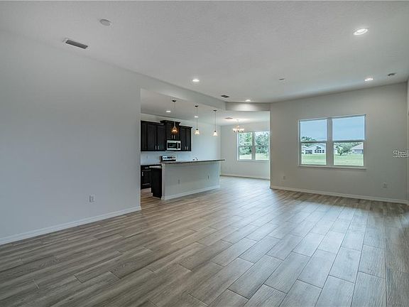5th image of 13605 Marilyn Ct