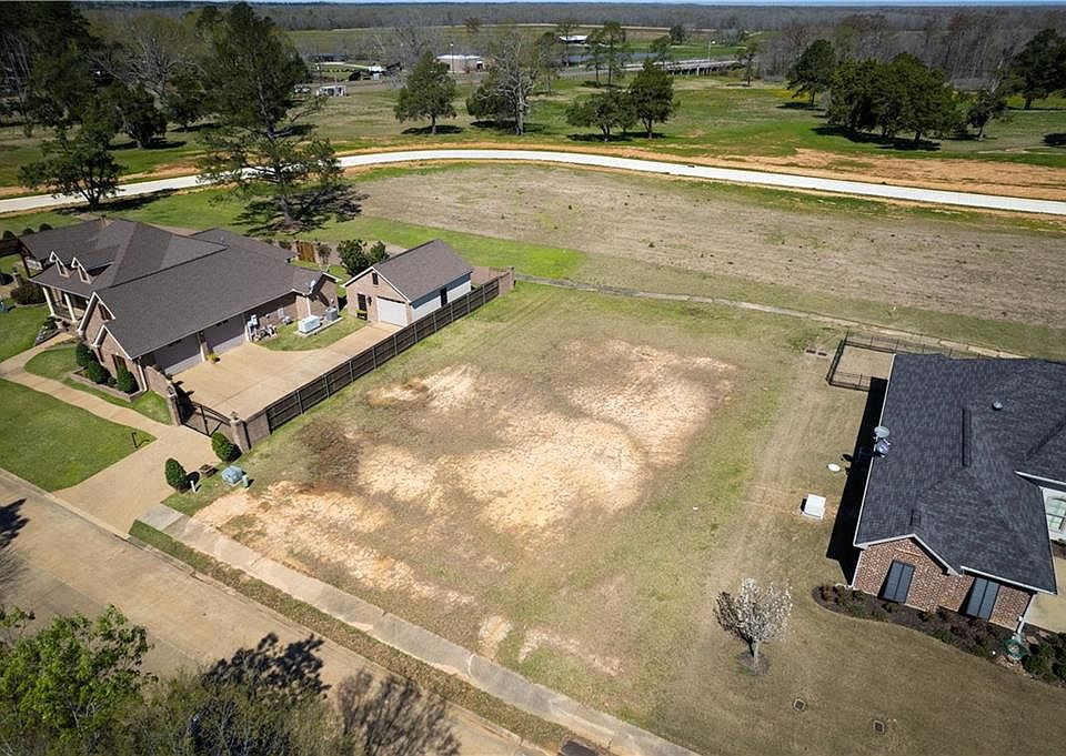 2nd image of 103 Clubhouse Dr