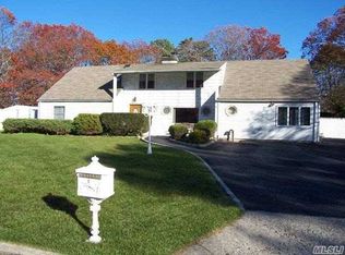 21 Hackberry Ln, Holbrook, NY 11741