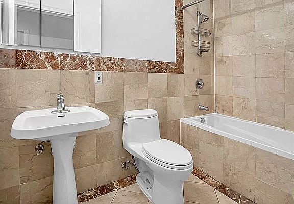 5th image of 17 Park Pl APT 2