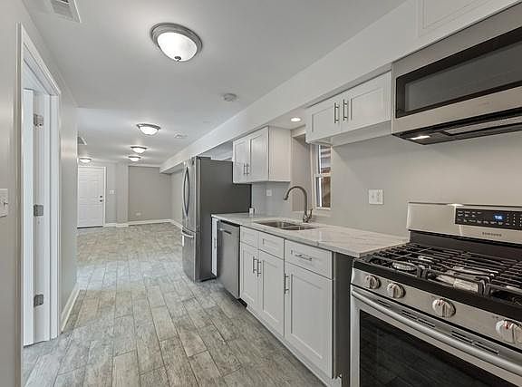 3rd image of 1733 N Artesian Ave #G