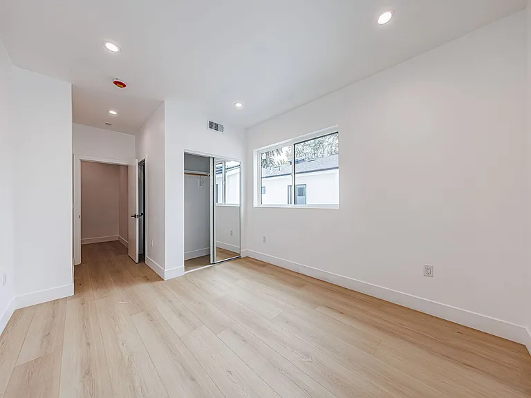 5187 W 21st St — Photo 26