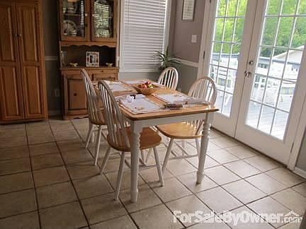 Breakfast Area
						:
						Lots of windows bring in lots of light to the roomy breakfast area and kitchen.