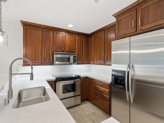 2nd image of 935 Genter St Unit 208