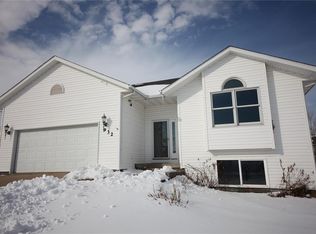 932 Ashford Dr NE, Cedar Rapids, IA 52402