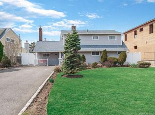 34 Hedge Lane, Westbury, NY