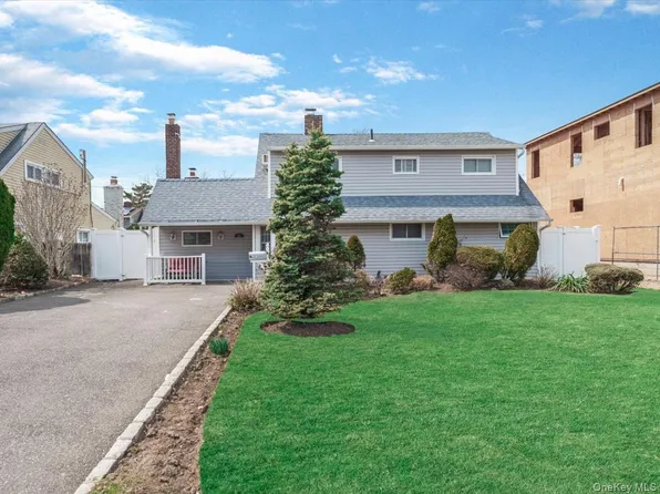 34 Hedge Lane, Westbury, NY 11590