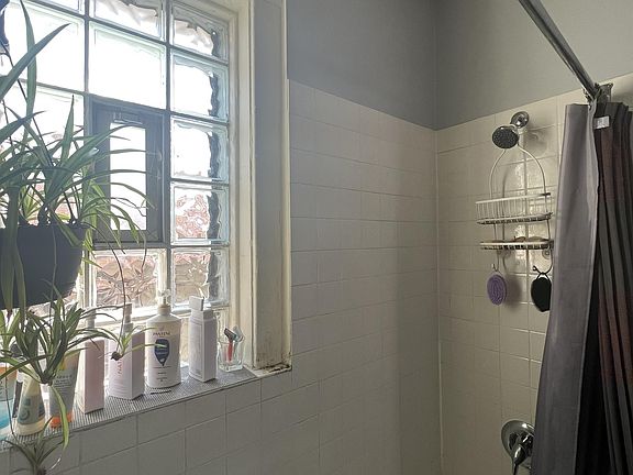 4th image of 2426 N Maplewood Ave #2R