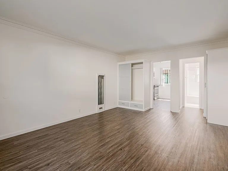 1249 N Edgemont St — Photo 4
