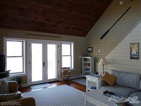 Beautifully decorated tongue & groove interior with oak hardwood flooring.
