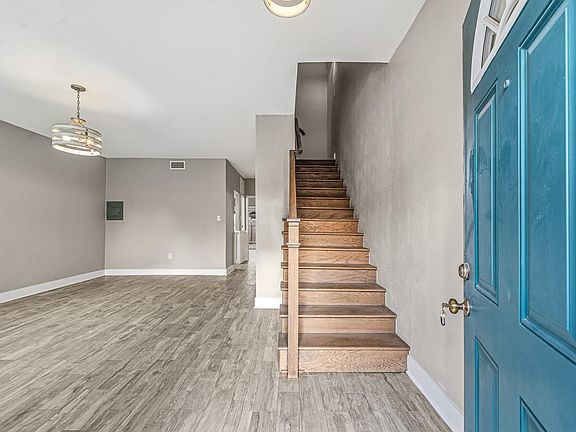 4th image of 830 Threadneedle St APT 240