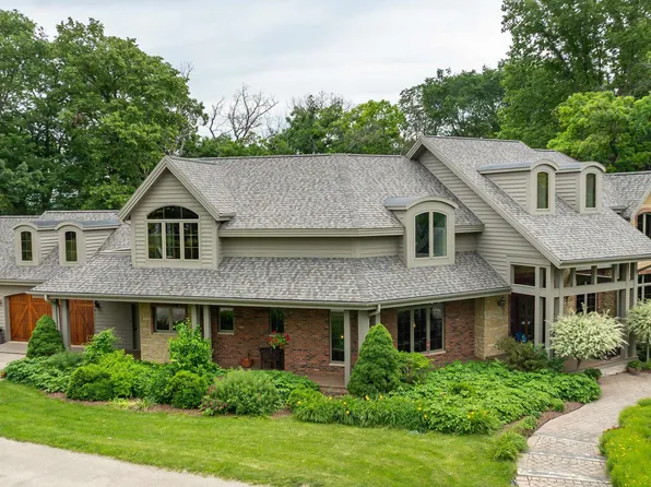 82 Ford Dr, East Dubuque, IL 61025