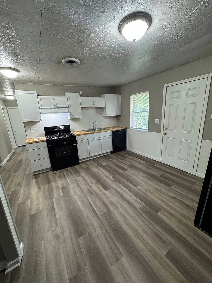 2375 Locust Road - Duplexes — Photo 3