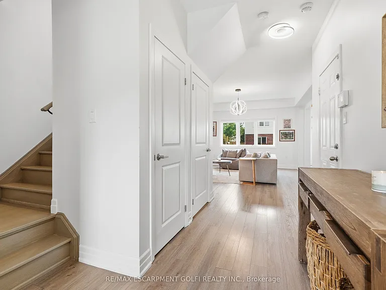 45 Dominion Cres — Photo 2