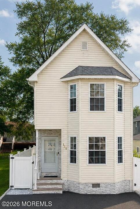 1st image of 816 Center Street