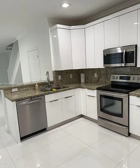 3872 Tree Top Dr — Photo 3