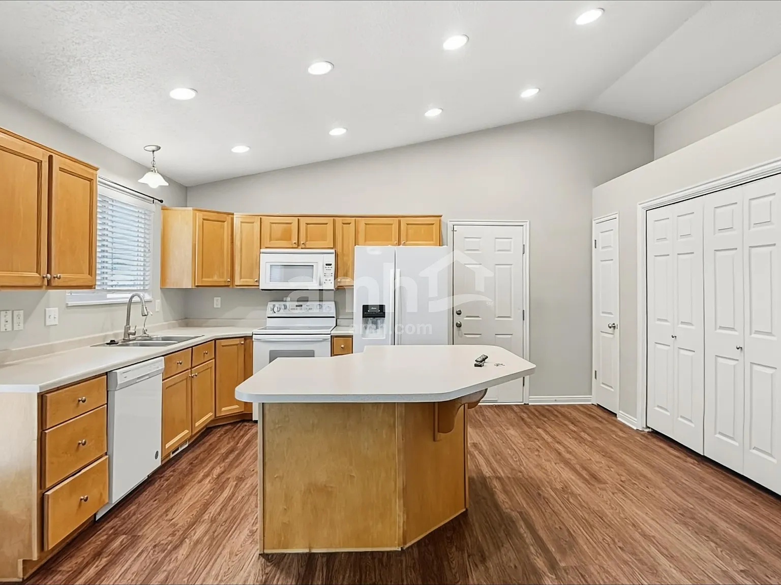 5 bed, 2.0 bath, 2474 sqft, $3,175 — Photo 3