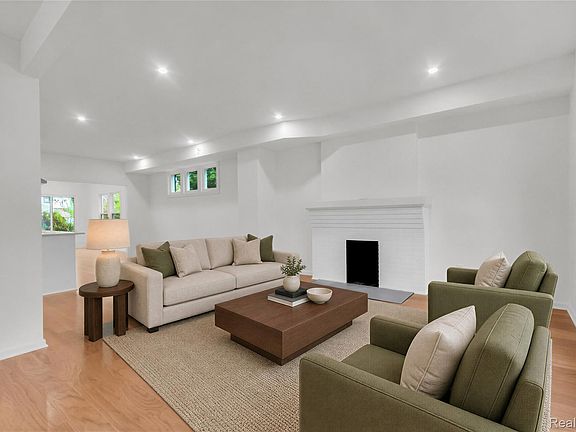 3rd image of 903 Burlingame St