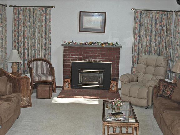 Comfy large great room with 55" flat screen and surround sou