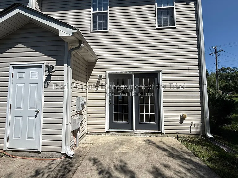 1258 Burton Ave — Photo 14