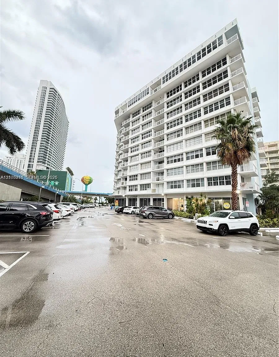 1801 S Ocean Dr — Photo 2