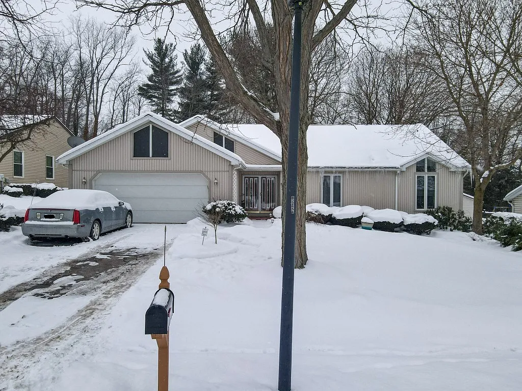 812 Compass Dr photo 1