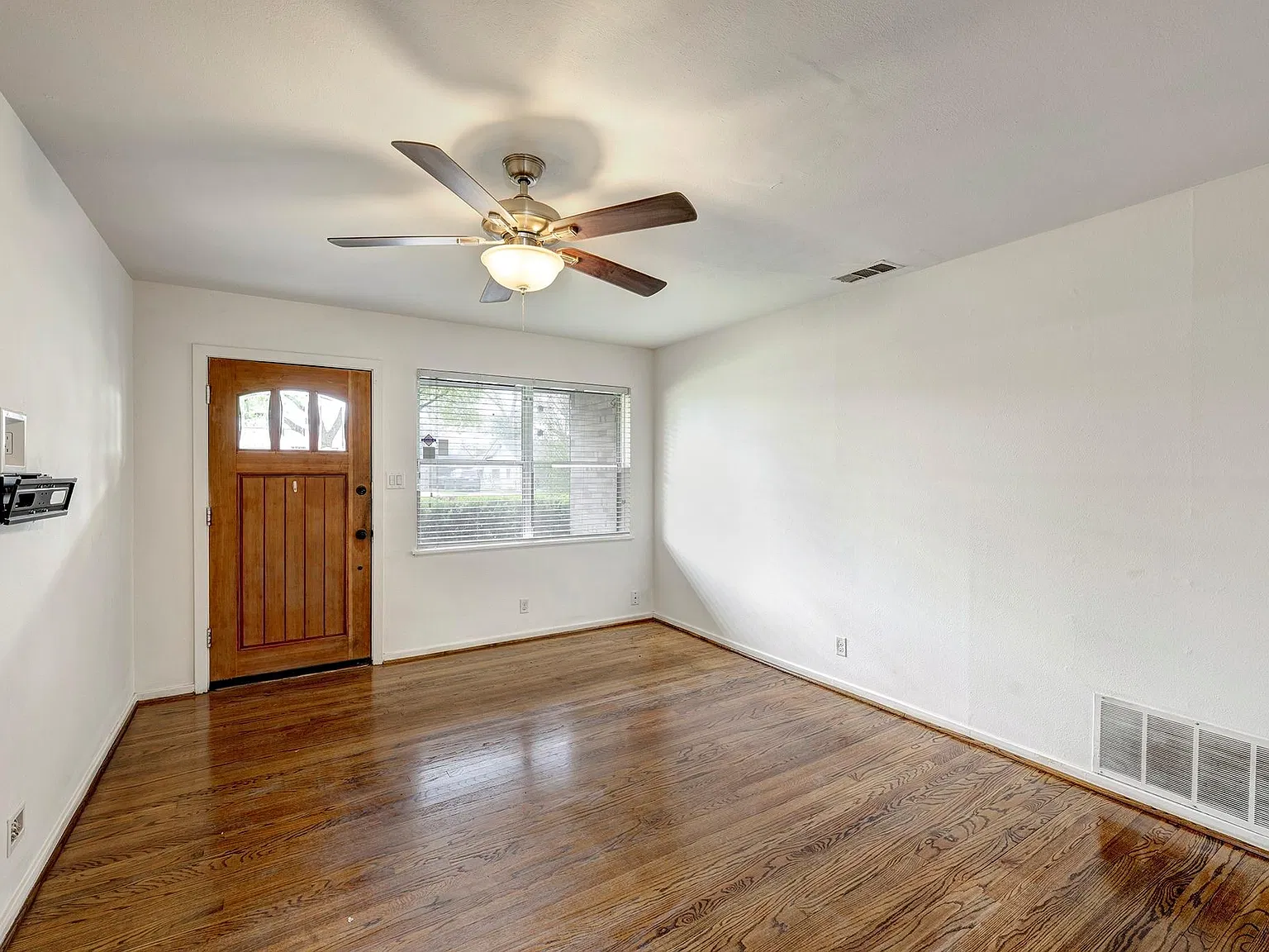 3 bed, 1.0 bath, 873 sqft, $1,925 — Photo 2