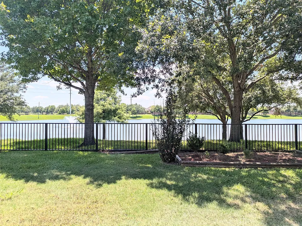 2716 Park Falls Dr