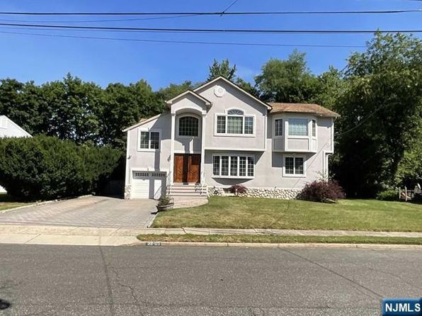 39-05 Knott Ter, Fair Lawn, NJ 07410