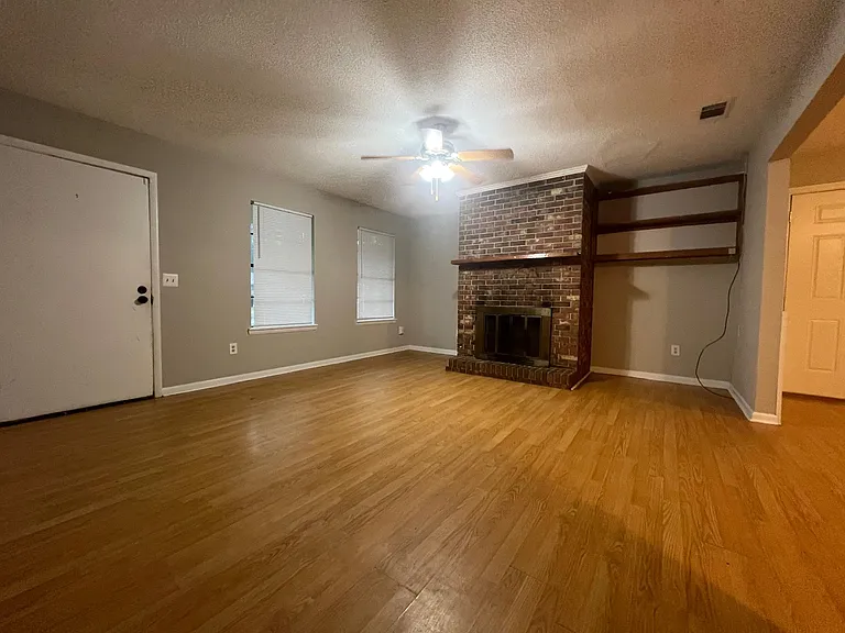 812 Robin Hood Trl — Photo 4