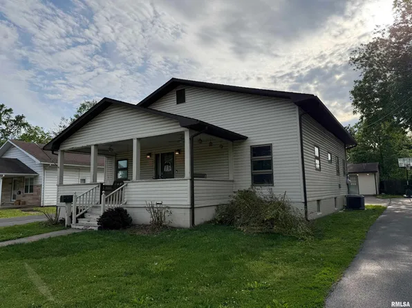 301 N Victor St, Christopher, IL 62822
