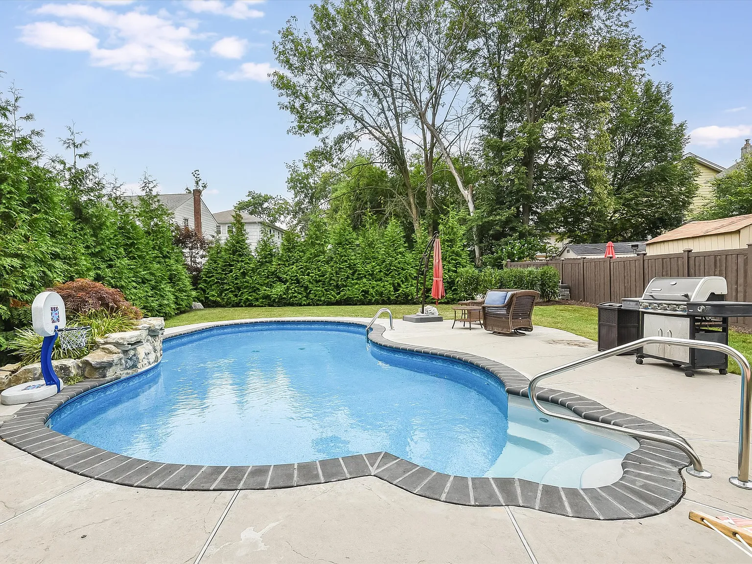 4 bed, $5,100 — Photo 2
