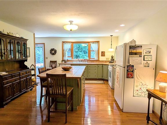 5th image of 232 Burt Rd