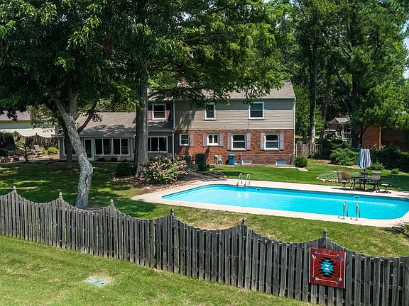 3rd image of 513 Dogwood Ln