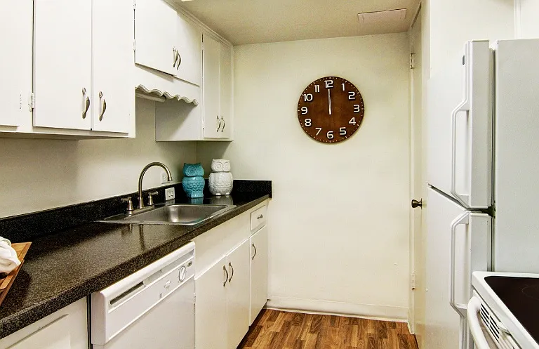 Plantation Apartments — Photo 4