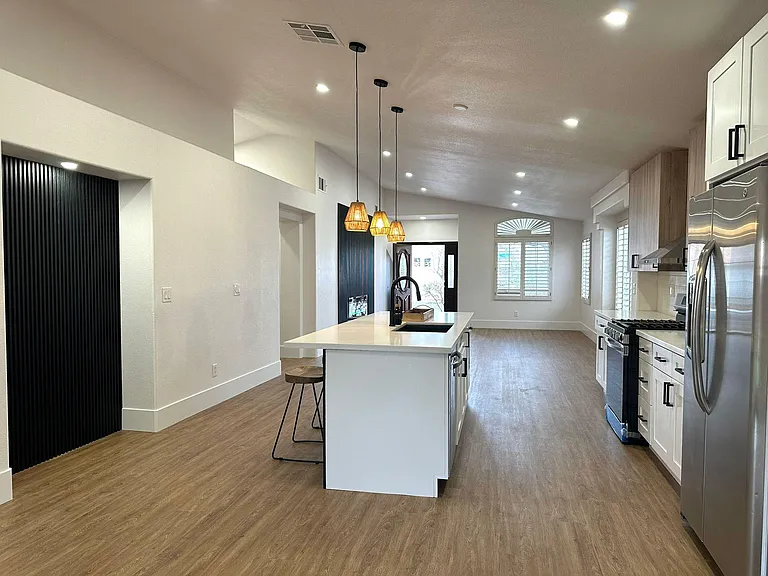 9875 Pioneer Ave — Photo 6