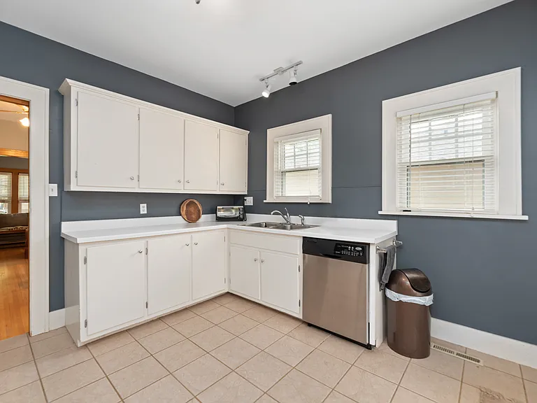 1221 N Perry Ave — Photo 18
