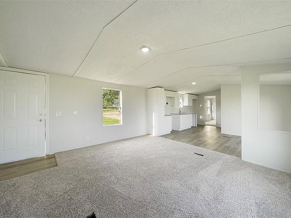3rd image of 146 Country Oaks Street