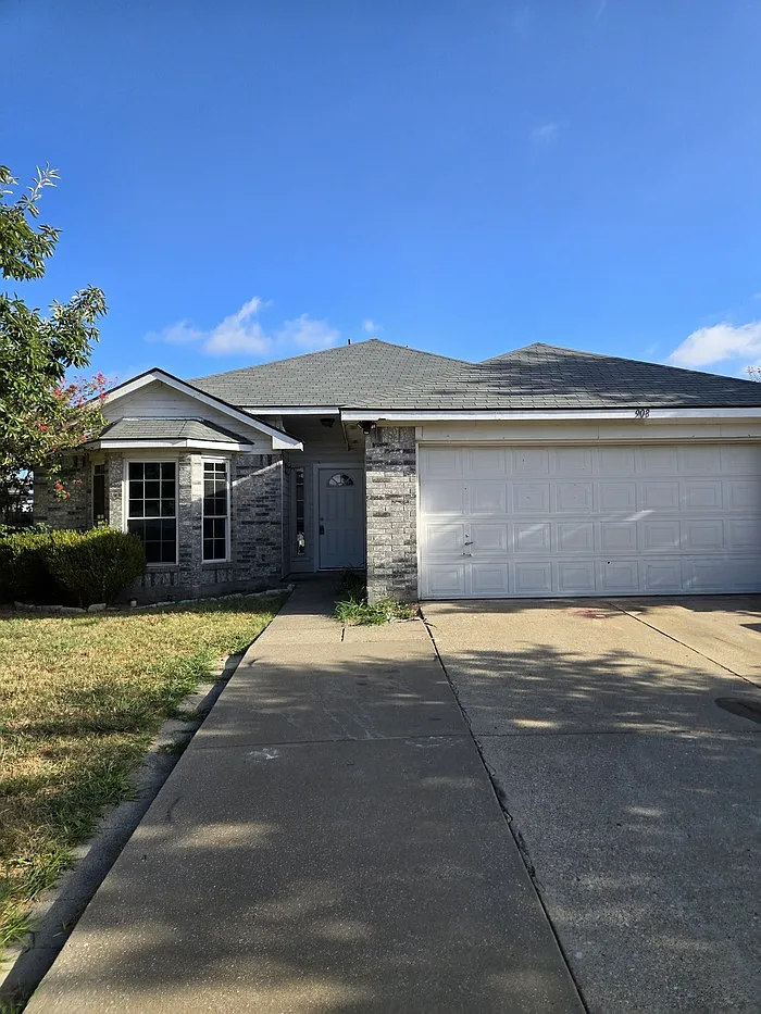 4 bed, 2.0 bath, 1445 sqft, $2,400 — Photo 1