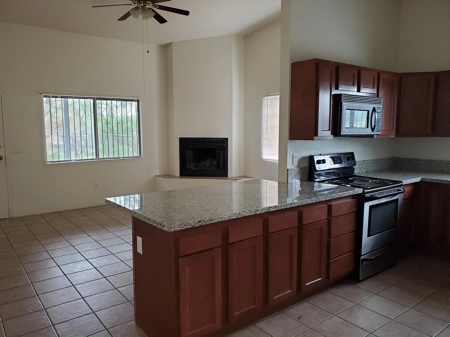 5 bed, 1808 sqft, $2,950 — Photo 3