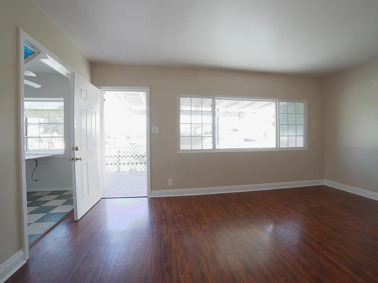 1025 Avenue A — Photo 2