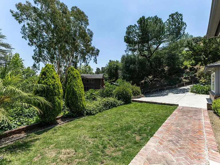 1290 Club House Dr — Photo 5