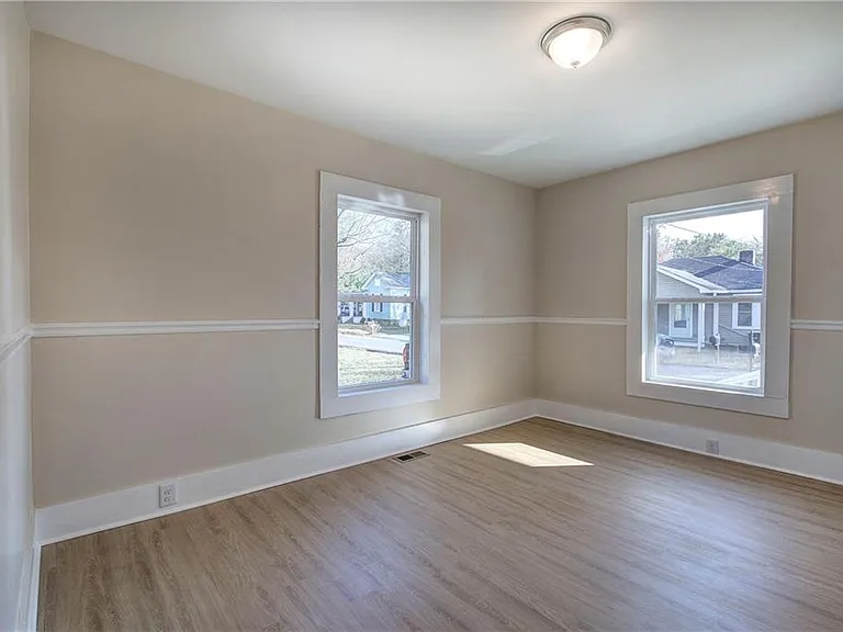 415 E 10th St SE — Photo 33