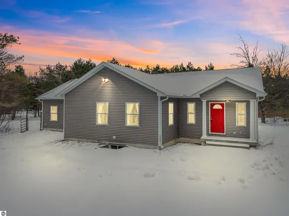8530 Homestead Rd, Benzonia, MI 49616
