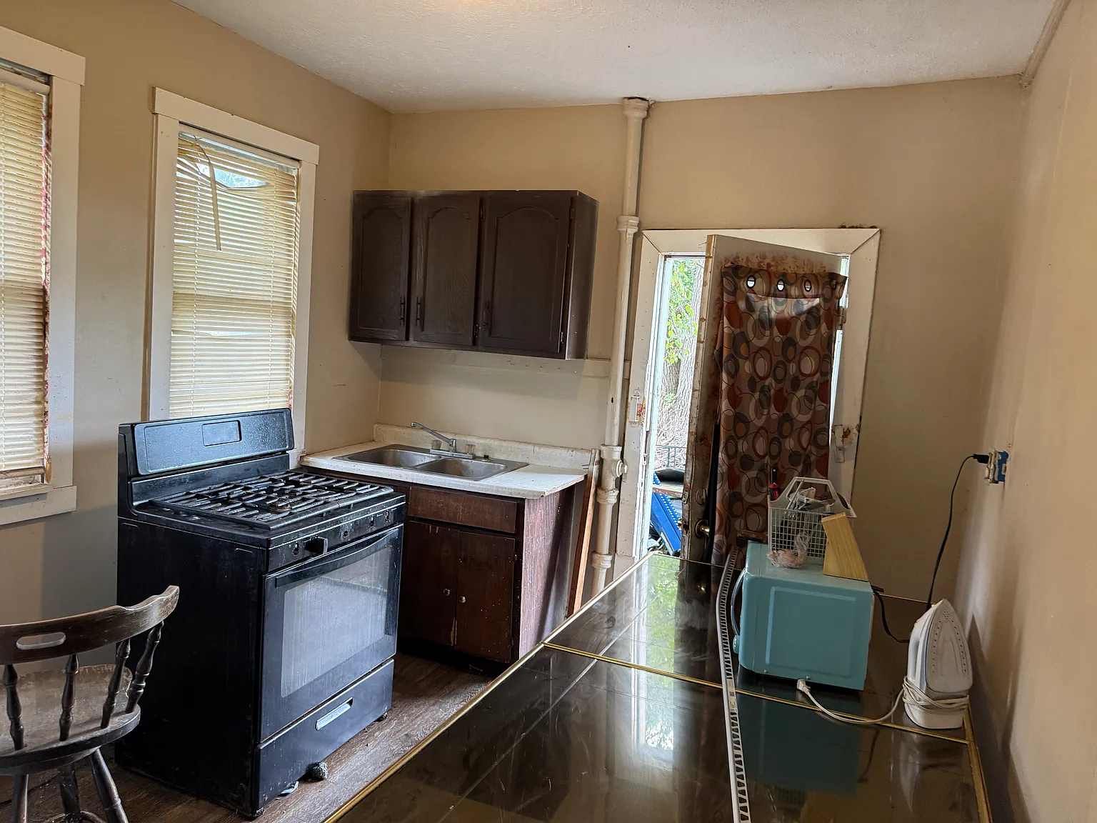 3 bed, 900 sqft, $800 — Photo 2