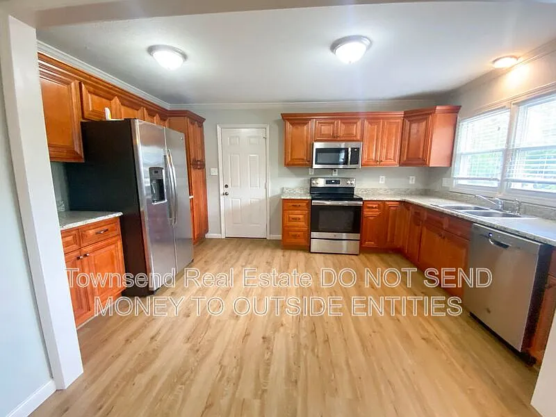 4 bed, 3.0 bath, 1633 sqft, $1,645 — Photo 4