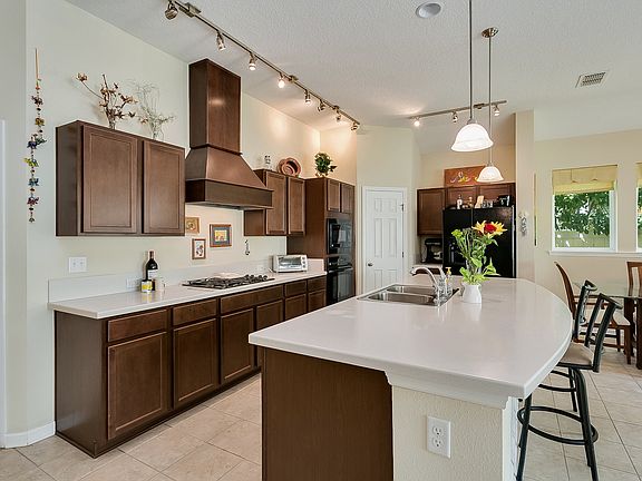 4th image of 32 Greendale Dr