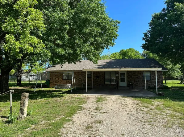 215 E 4th St, Lindsay, TX 76250